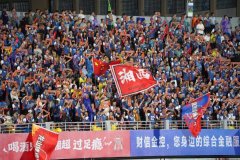 “湘超联赛”湘西主场首战开赛 凤凰古城以球会